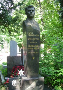 Надгробный памятник В.А.Нефёдову Надгробный памятник В.А.Нефёдову. Установлен на Новодевичьем кладбище в Москве (участок 5). Фото А.А.Симонова, 29.07.2007