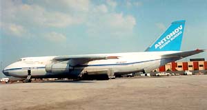 Этот Ан-124-100 (UR-82066) использовался НАТО для гуманитарных целей. Alexandria International Airport in Louisiana, England, 19 апреля 1999 г.