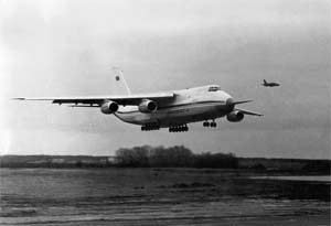 Посадка Ан-124 01-01. полоса 33 Гостомель. 1986 год