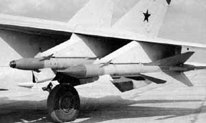 Р-40Р и Р-40Т под крылом МиГ-25П