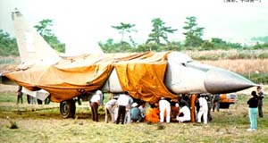 Вскоре после посадки МиГ частично закрыли брезентом, заклеили бортовой номер и опознавательные знаки бумагой и липкой лентой и стали готовить самолет к перевозке в удаленный уголок аэропорта