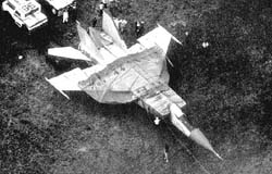 Вид с воздуха. Фонарь кабины тоже заклеен бумагой. Трос уже прицеплен к тягачу.