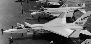 RA-5C на палубе авианосца